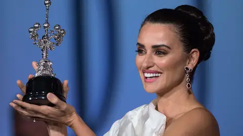 Penélope Cruz sostiene su Premio Donostia en el Kursaal de San Sebastián La actriz madrileña ha recibido el galardón en la edición 67 del Festival de San Sebastián