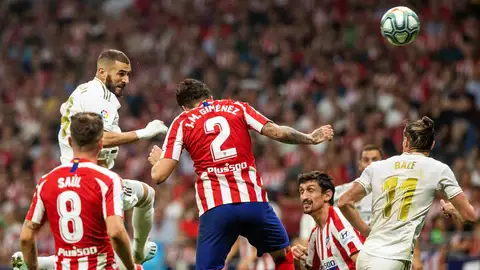 Karim Benzema cabecea un balón en el derbi del Metropolitano Karim Benzema cabecea un balón en el derbi del Metropolitano