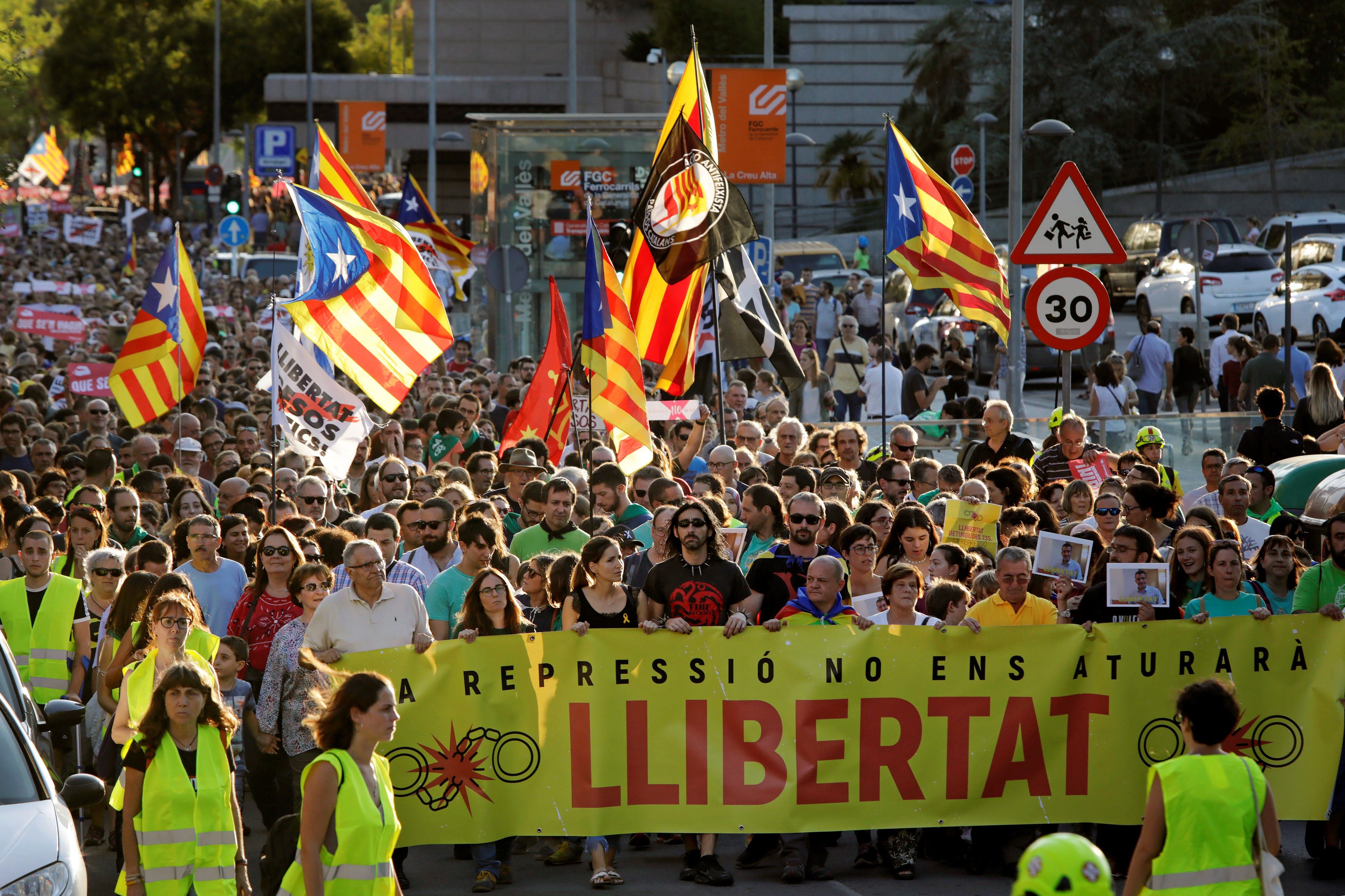 Una veintena de CDR protestan en la Fiesta de la Rosa del PSC en la que participa Pedro Sánchez Una veintena de CDR protestan en la Fiesta de la Rosa del PSC en la que participa Pedro Sánchez