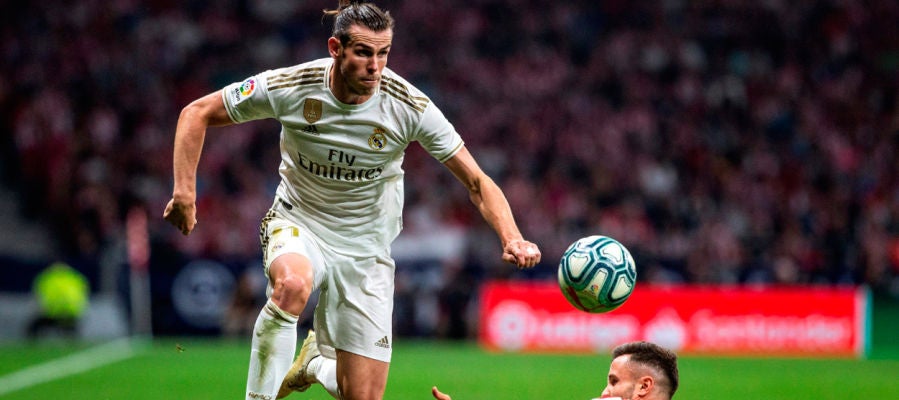 Gareth Bale disputa un balón con Saúl Ñíguez Gareth Bale disputa un balón con Saúl Ñíguez