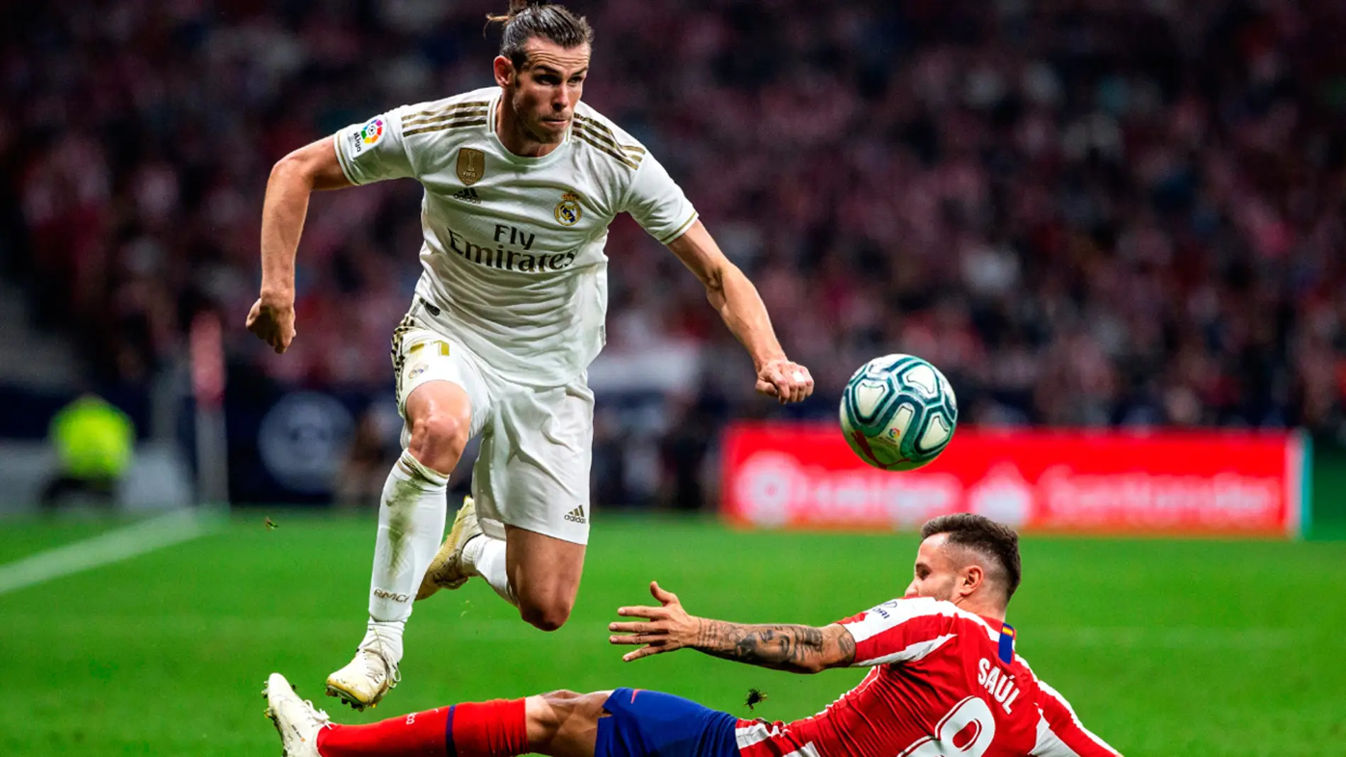 Gareth Bale disputa un balón con Saúl Ñíguez