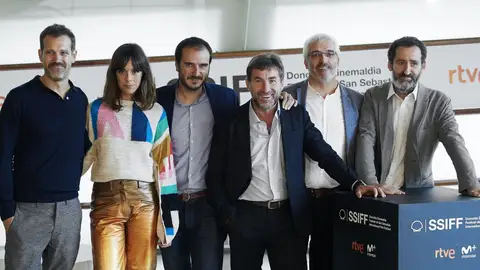 El equipo de 'La trinchera infinita', a su paso por el photocall del Festival de San Sebastián El reparto y los directores de la película posan en el Festival de San Sebastián