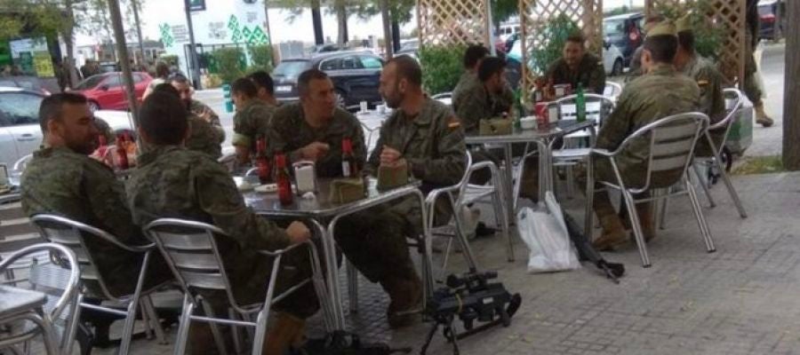 La polémica imagen de los militares tomando una cerveza con sus armas La polémica imagen de los militares tomando una cerveza con sus armas
