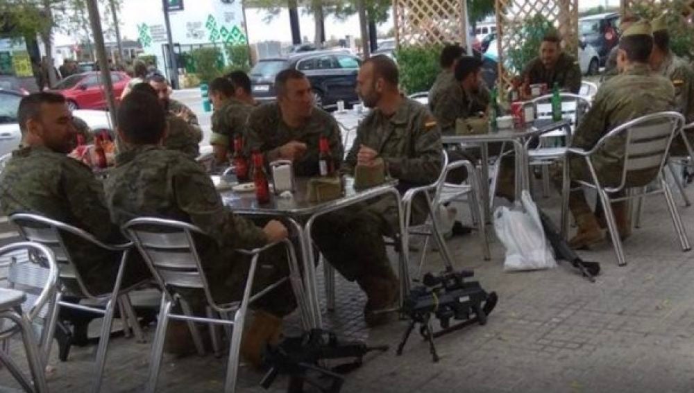 La polémica imagen de los militares tomando una cerveza con sus armas