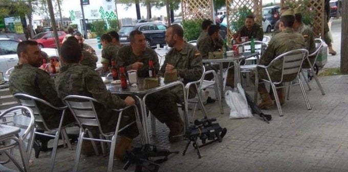 Defensa investigará a los militares que tomaron cervezas con las armas en el suelo Defensa investigará a los militares que tomaron cervezas con las armas en el suelo