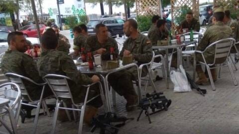 La pol&eacute;mica imagen de los militares tomando una cerveza con sus armas