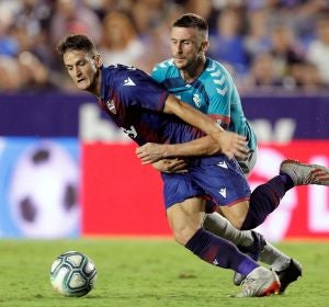 El centrocampista serbio del Levante, Nemanja Radoja, intenta llevarse el balón ante la falta del defensa de Osasuna, Oier Sanjurjo El centrocampista serbio del Levante, Nemanja Radoja, intenta llevarse el balón ante la falta del defensa de Osasuna, Oier Sanjurjo