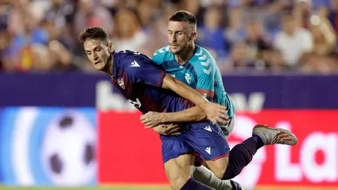 El centrocampista serbio del Levante, Nemanja Radoja, intenta llevarse el balón ante la falta del defensa de Osasuna, Oier Sanjurjo El centrocampista serbio del Levante, Nemanja Radoja, intenta llevarse el balón ante la falta del defensa de Osasuna, Oier Sanjurjo
