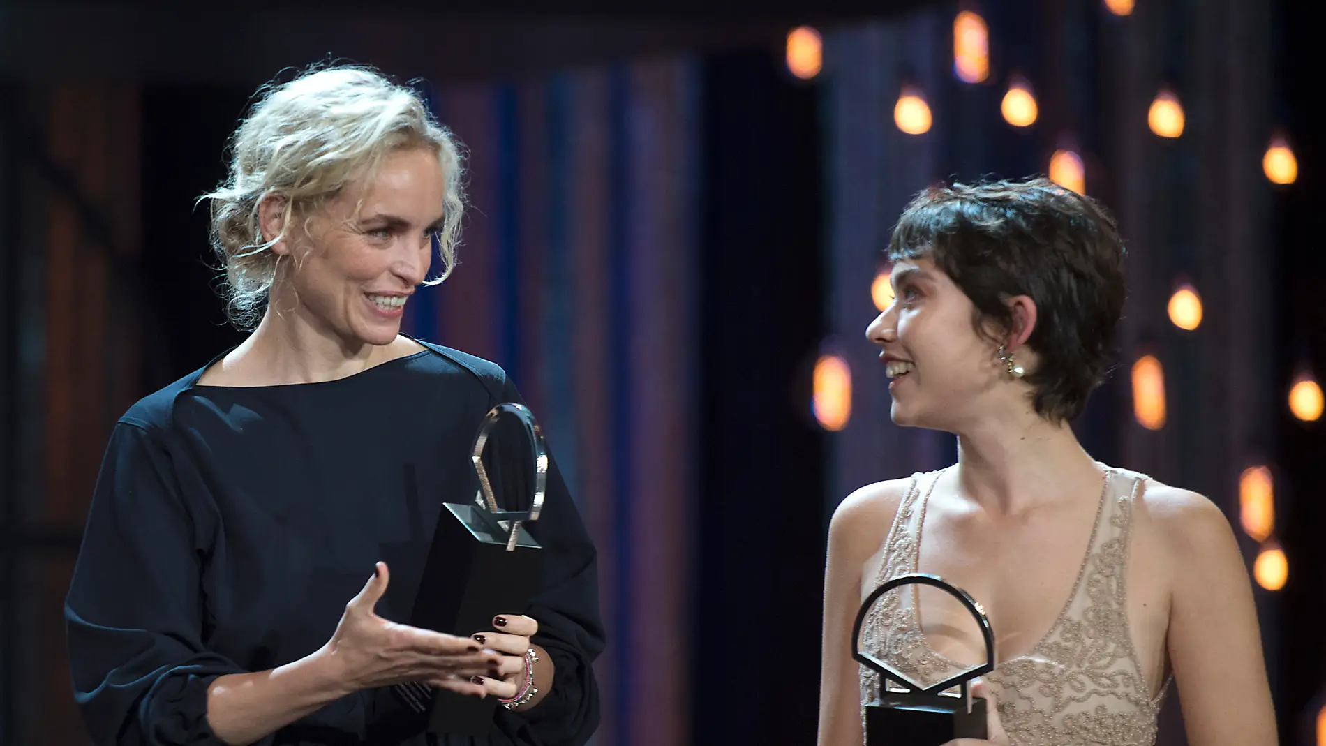 Nina Hoss y Greta Fernández recogen su Concha de Plata a la Mejor Actriz