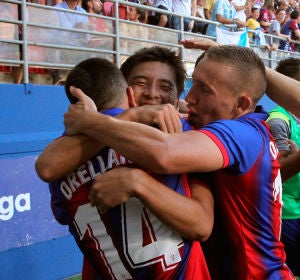 Los jugadores del Eibar celebran un gol de Orellana Los jugadores del Eibar celebran un gol de Orellana