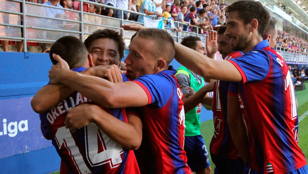 Los jugadores del Eibar celebran un gol de Orellana
