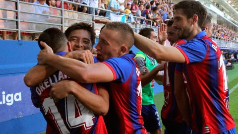 Los jugadores del Eibar celebran un gol de Orellana