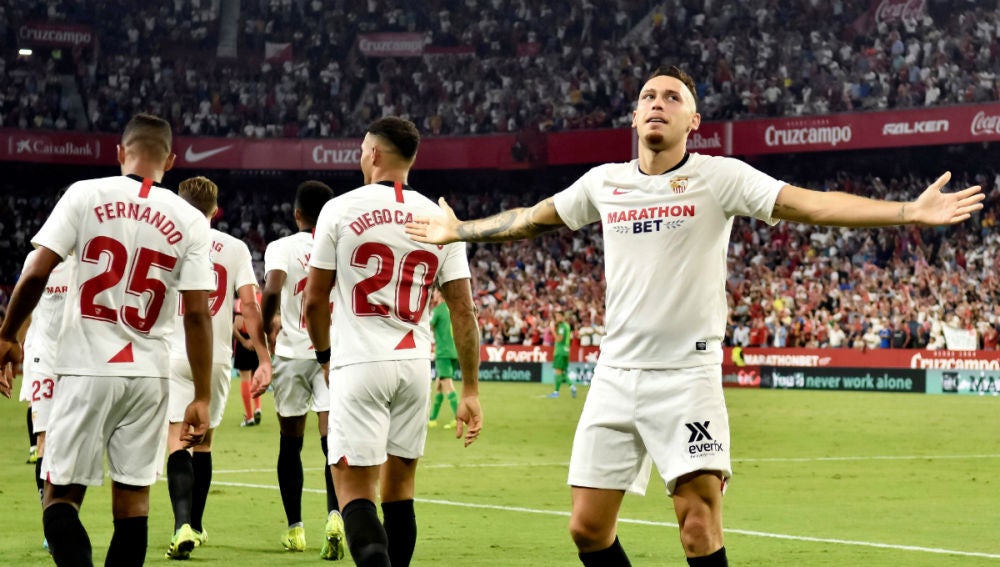 Ocampos celebra un gol con el Sevilla