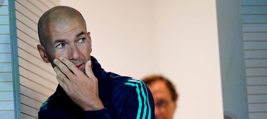 Zidane entra en la sala de prensa Zidane entra en la sala de prensa