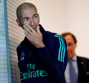 Zidane entra en la sala de prensa Zidane entra en la sala de prensa