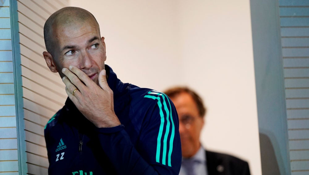 Zidane entra en la sala de prensa