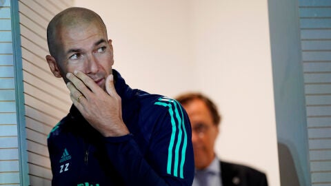 Zidane entra en la sala de prensa