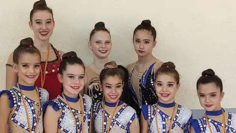 Las ocho deportistas que representaron al Club Deportivo Algar en el campeonato provincial de gimnasia rítmica. GIMNASIA RÍTMICA