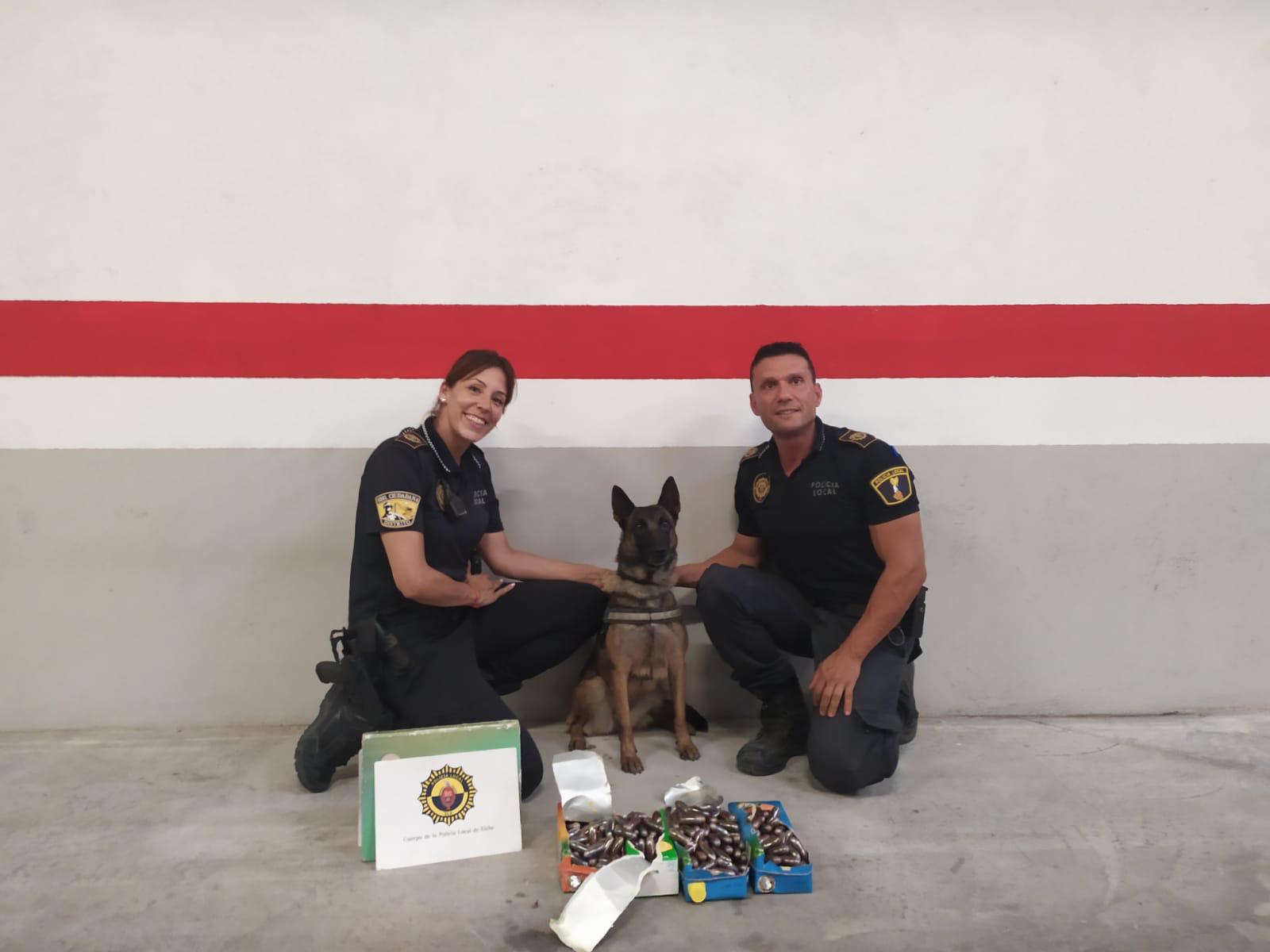 La Policía Local de Elche detiene a un hombre con casi 500 bellotas de hachís en una maleta dentro de envases de zumo La Policía Local de Elche detiene a un hombre con casi 500 bellotas de hachís en una maleta dentro de envases de zumo