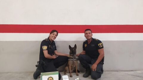 Agentes y perro de la Unidad Canina que actu&oacute; en la Estaci&oacute;n de Autobuses de Elche.