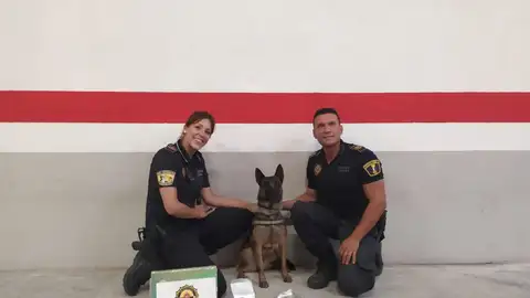 Agentes y perro de la Unidad Canina que actuó en la Estación de Autobuses de Elche. Agentes y perro de la Unidad Canina que actuó en la Estación de Autobuses de Elche.