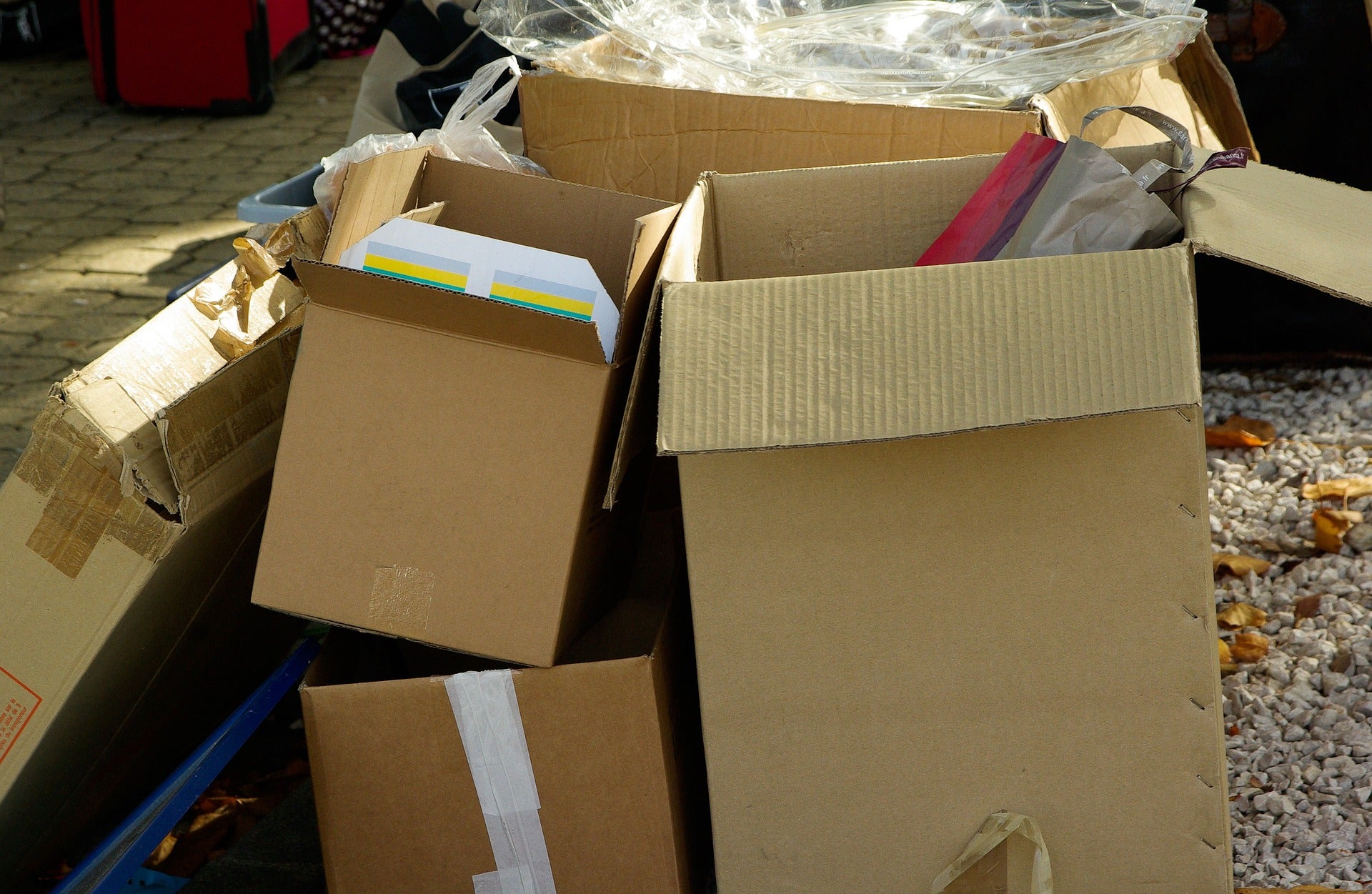 Un profesor pone cajas de cartón en la cabeza de los alumnos para que no copien en los exámenes Un profesor pone cajas de cartón en la cabeza de los alumnos para que no copien en los exámenes