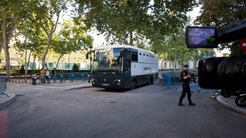 El autob&uacute;s de la Guardia Civil en el que son trasladados los siete miembros de los CDR detenidos 