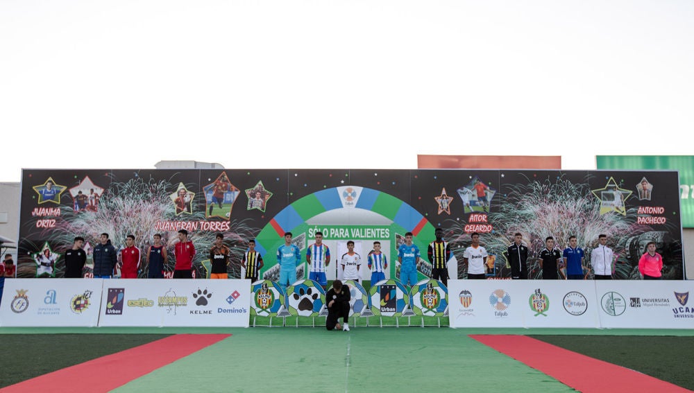 Los 28 equipos del Kelme CF-CC L'Aljub desfilaron por la pasarela en la presentación 2019.