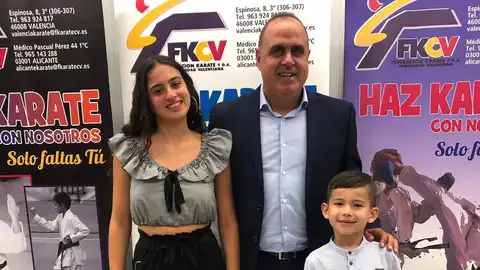 Ana Chazarra y Daniel Miguel, junto al maestro Manu Chazarra, en la gala de la Federación de karate celebrada en Gandía. KARATE