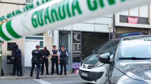 Agentes de la Guardia Civil y Mossos d'Esquadra durante el registro de un domicilio en Sabadell (Barcelona) durante la operaci&oacute;n.