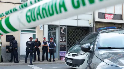 Agentes de la Guardia Civil y Mossos d'Esquadra durante el registro de un domicilio en Sabadell (Barcelona) durante la operación. Agentes de la Guardia Civil y Mossos d'Esquadra durante el registro de un domicilio en Sabadell (Barcelona) durante la operación.