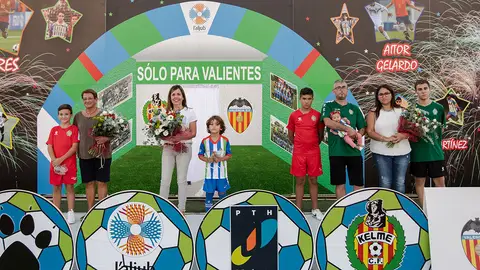La presentación del Kelme CF-CC L'Aljub sirvió para homenajear a las madres de los jugadores de la cantera. FÚTBOL