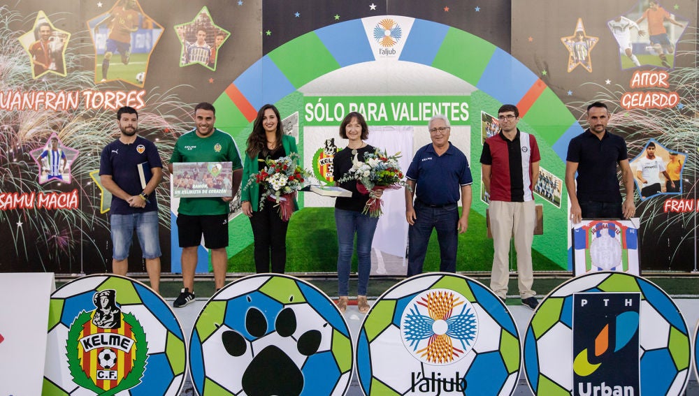 El presidente del Kelme CF, Enrique Cervera, estuvo presente en el acto y acompañó a todos los homenajeados.