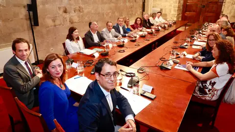 Reunión con agentes económicos y sociales en el Consolat de Mar Reunión con agentes económicos y sociales en el Consolat de Mar