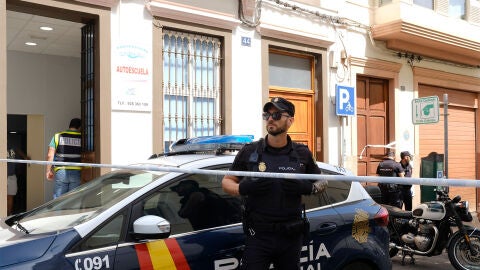 Imagen de archivo de un agente vigilando la entrada a un edificio en Las Palmas de Gran Canaria