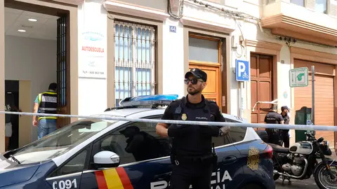 Imagen de archivo de un agente vigilando la entrada a un edificio en Las Palmas de Gran Canaria Imagen de archivo de un agente vigilando la entrada a un edificio en Las Palmas de Gran Canaria