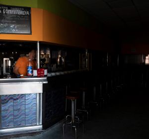Un empleado de una cafetería de Santa Cruz de Tenerife intenta trabajar a oscuras mientras espera a que se restablezca el suministro eléctrico la isla. Un empleado de una cafetería de Santa Cruz de Tenerife intenta trabajar a oscuras mientras espera a que se restablezca el suministro eléctrico la isla.