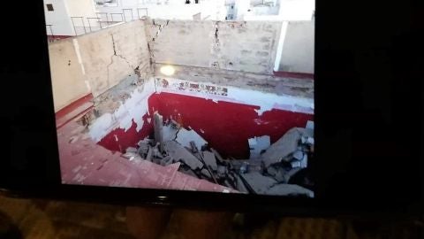 Agujero provocado por el derumbe de parte de la terraza en el edificio de Elche. Agujero provocado por el derumbe de parte de la terraza en el edificio de Elche.