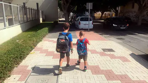Dos niños de camino al colegio en un momento del estudio Dos niños de camino al colegio en un momento del estudio