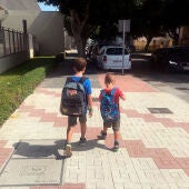 Dos niños de camino al colegio en un momento del estudio