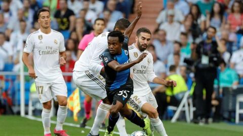 El&eacute;ctrico Percy Tau ante el Real Madrid.