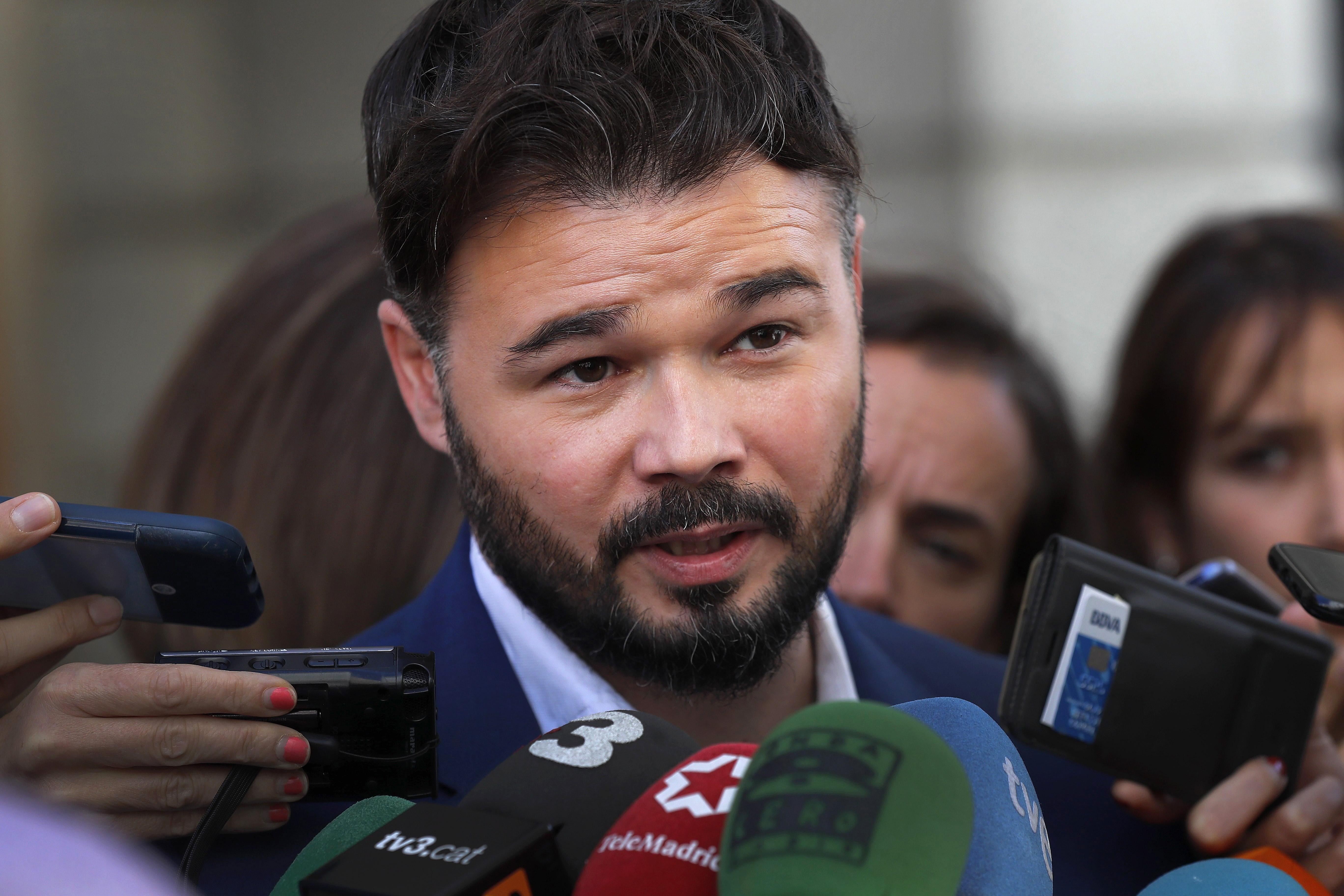 Rufián ironiza y anima al Rey a presentarse a las elecciones: "Si está tan preparado quizás gana" Rufián ironiza y anima al Rey a presentarse a las elecciones: "Si está tan preparado quizás gana"
