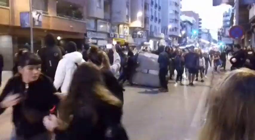 Unas 200 personas se concentran ante el cuartel de la Guardia Civil de Girona en el aniversario del 1 de octubre Unas 200 personas se concentran ante el cuartel de la Guardia Civil de Girona en el aniversario del 1 de octubre