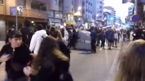 Los independentistas tiran contenedores al suelo en Girona durante una protesta por el 1-O