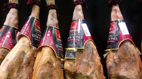 NAVIDUL. 27 09 2019. PANOR&Aacute;MICA DE UNA EXPOSICI&Oacute;N DE JAMONES MARCA NAVIDUL_643x397