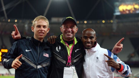 Mo Farah, a la derecha, y Salazar en el centro