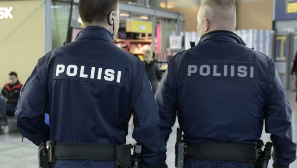 Dos agentes de la Policía de Finlandia