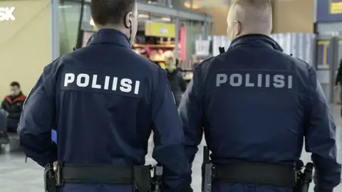 Dos agentes de la Policía de Finlandia Dos agentes de la Policía de Finlandia