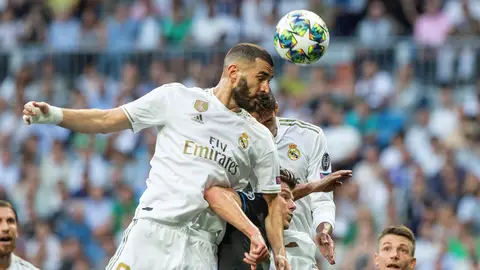 Benzema remata de cabeza ante Mignolet. Benzema remata de cabeza ante Mignolet.