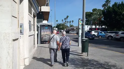 Una pareja paseando en Elche. Una pareja paseando en Elche.